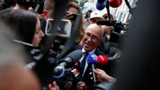 Bývalý předseda Republikánů Éric Ciotti po vyloučení odchází ze sídla strany, kde se předtím zamknul