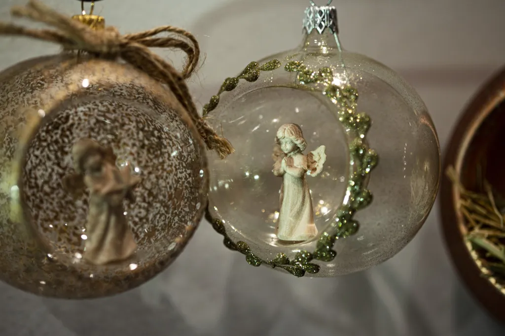 Ozdoba však od foukání urazí ještě dlouhou cestu. Na obrázku je baňka dekorovaná ručně vyřezávanou figurkou