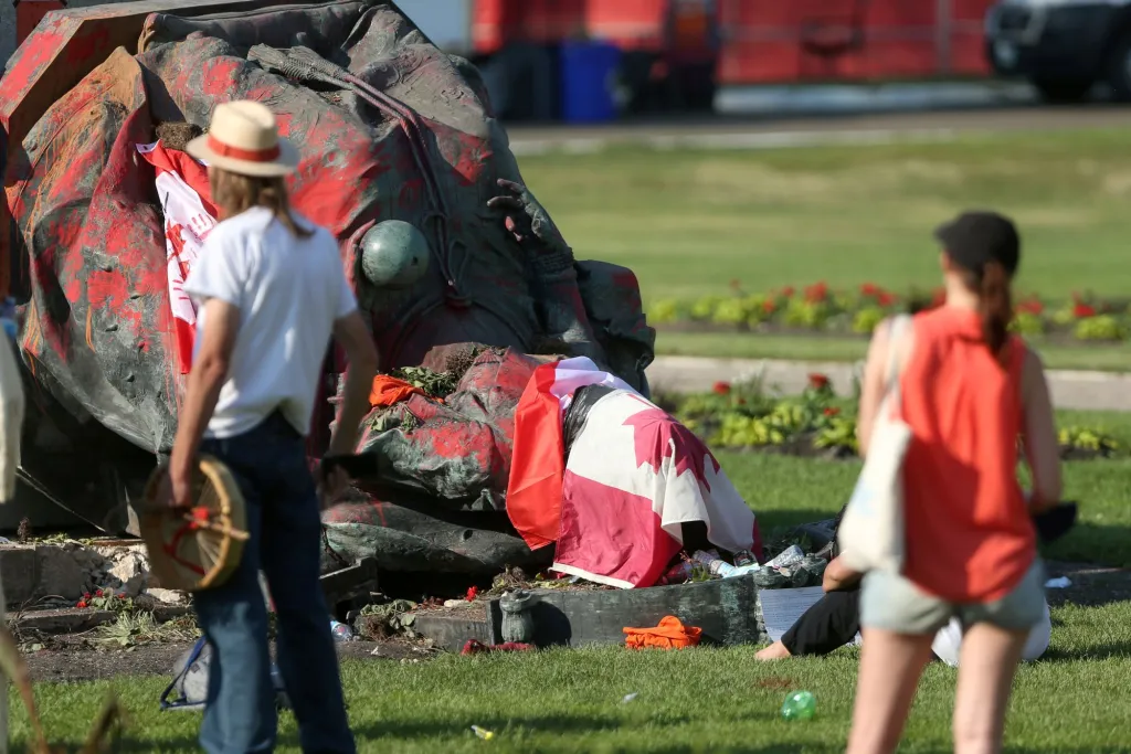Kanaďané svrhli sochu královny Viktorie během protestů poté, co byl objeven hromadný hrob s ostatky 215 dětí z domorodých kmenů v bývalé převýchovné škole