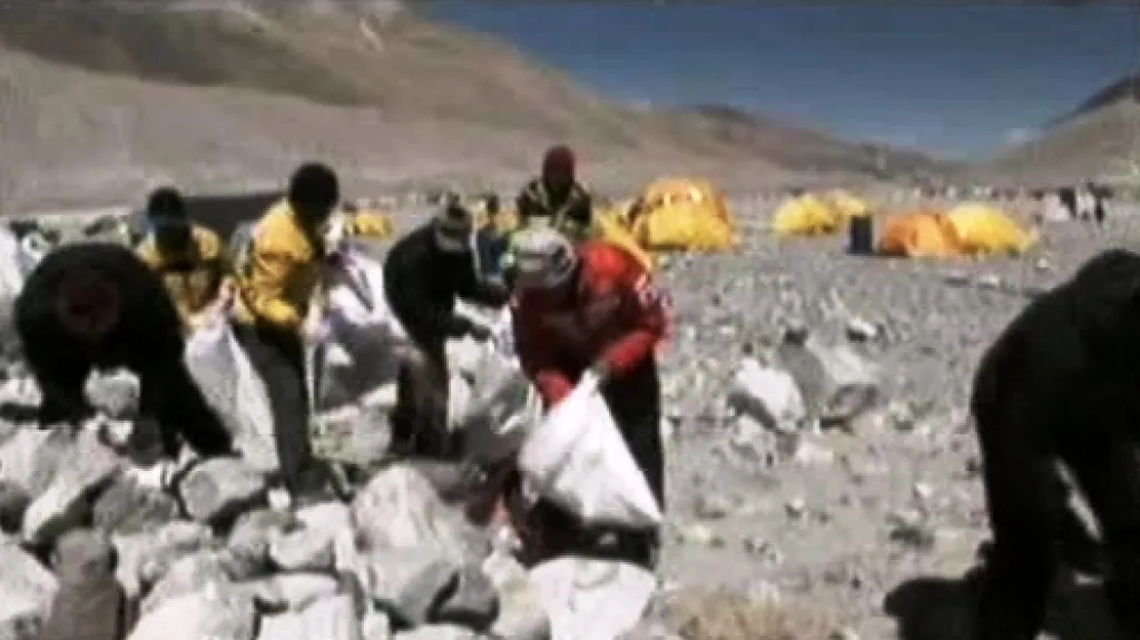 Úklid odpadků na Everestu