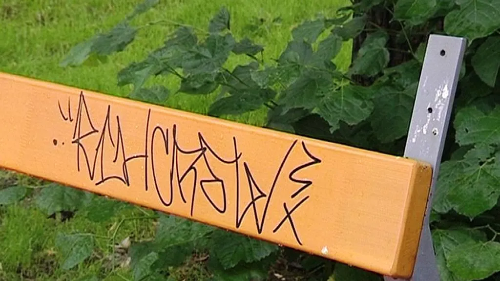 Poničená lavička