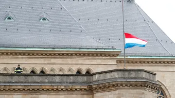 Lucemburská vlajky na půli žerdi