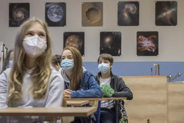 Do škol se vrátí další děti. Ve třech krajích od pondělí do lavic usedne část žáků druhého stupně