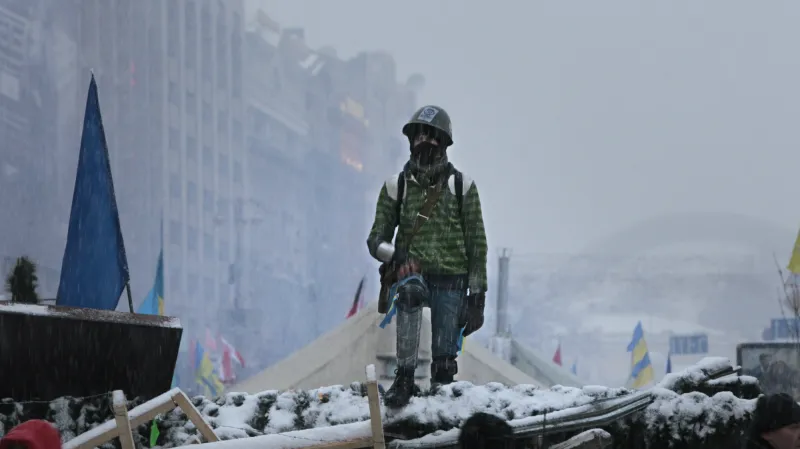 Ukrajinský proevropský demonstrant na barikádě v centru Kyjeva