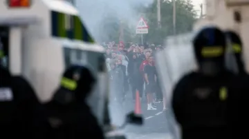 Bezpečnostní složky zasahují proti demonstrantům v Belfastu, snímek z 8. června 2026
