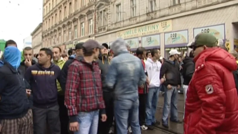 Romové blokují ulici Cejl, aby zabránili radikálům v pochodu