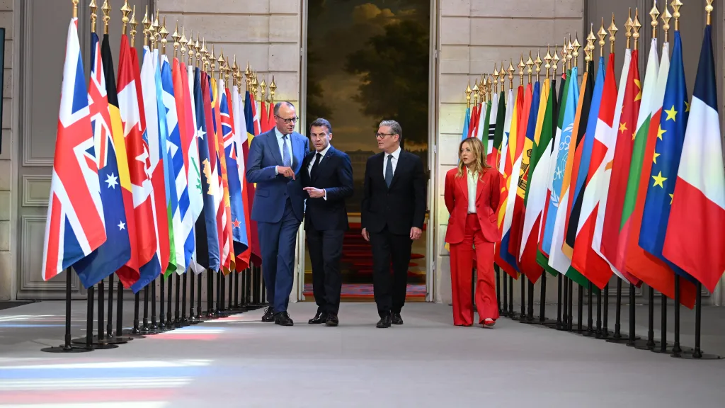 Friedrich Merz, Emmanuel Macron, Keir Starmer a Giorgia Meloniová na konferenci o Hormuzském průlivu