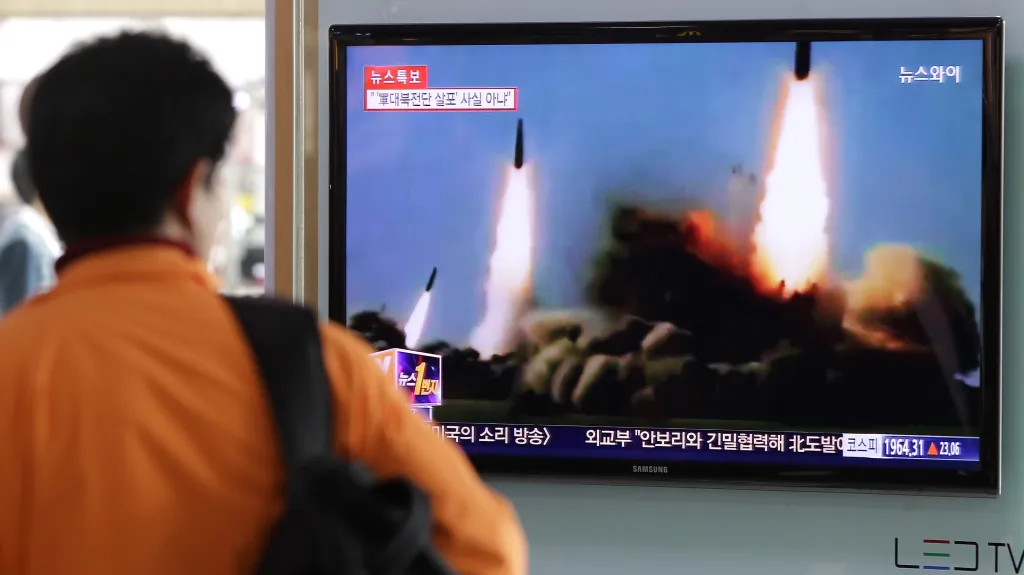 Muž sleduje v televizi severokorejský test raket středního doletu