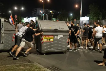 Protesty v Srbsku opět doprovázelo násilí, vzplála kancelář prezidentovy strany