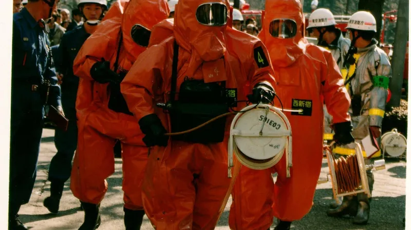 Příslušníci požární a chemické jednotky v ochranných oblecích před zásahem v jedné ze stanic