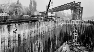 Zaměstnanci Vodních staveb, závodu Zakládání staveb, dokončují vrtání mikropilotů pátého pilíře Barrandovského mostu (dobový text). Březen 1980.