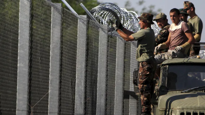 Maďarsko postavilo proti uprchlíkům plot na hranici se Srbskem
