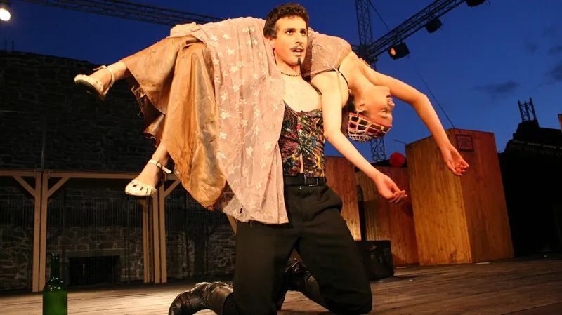 Scéna z ostravské inscenace Shakespearovy Komedie omylů