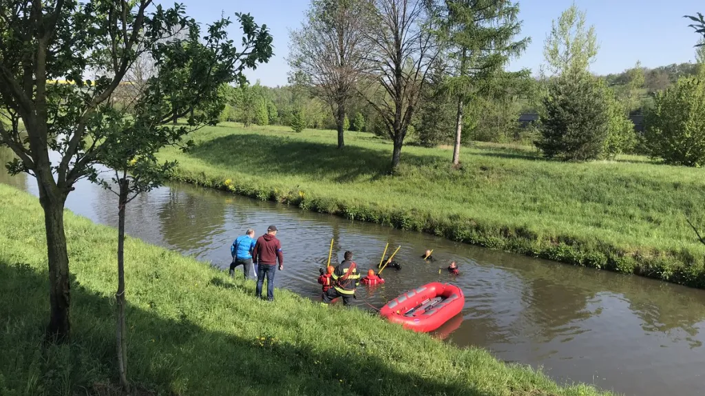 Policisté pátrali po chlapci i v řece