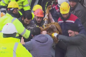 Obětí zemětřesení je přes 12 tisíc. V Sýrii jsou pod troskami stovky rodin