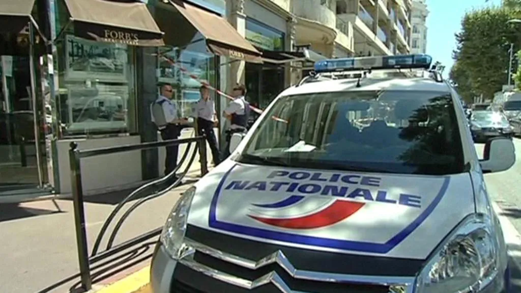 Policie před vyloupeným hodinářstvím Kronometry v Cannes