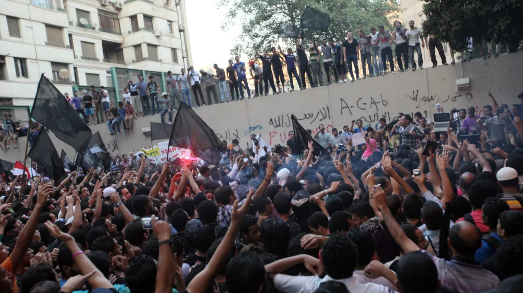 Protesty před americkou ambasádou v Káhiře
