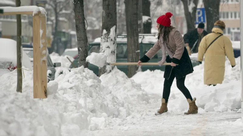 Východ Evropy se potýká s návaly sněhu a silným mrazem
