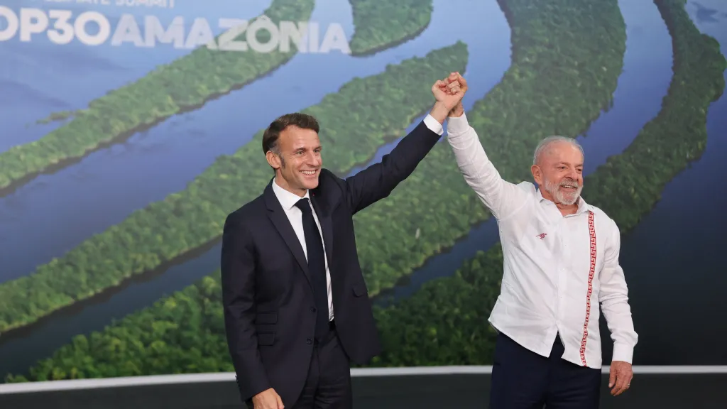 Francouzský prezident Emmanuel Macron a brazilský prezident Luiz Inacio Lula da Silva pózují po bilaterálním setkání v rámci klimatického summitu v brazilském městě Belém