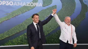 Francouzský prezident Emmanuel Macron a brazilský prezident Luiz Inacio Lula da Silva pózují po bilaterálním setkání v rámci klimatického summitu v brazilském městě Belém