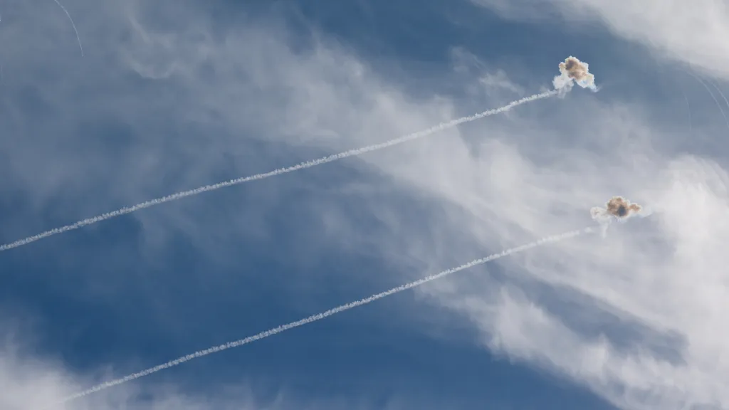 Ilustrační foto – systém Iron Dome zasahuje proti raketám přilétajícím z Pásma Gazy