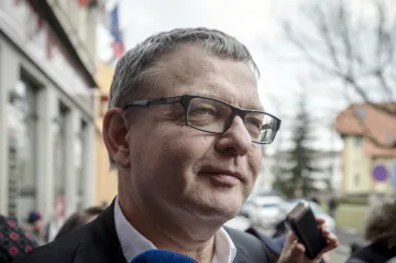 NATO by mělo zvážit odchod z Afghánistánu, míní Zaorálek. Petříček i Babiš to odmítají