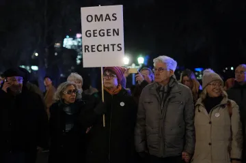 Babičky proti pravici vyšly do ulic. Demonstrují za německou demokracii