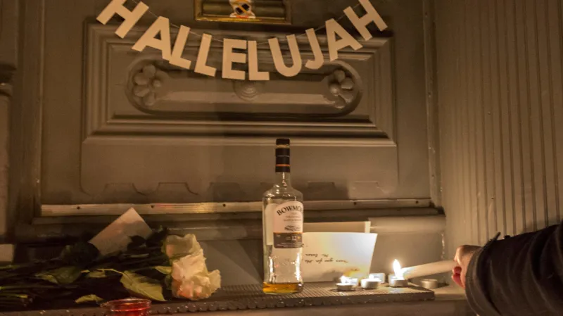 Vzpomínka fanoušků na Leonarda Cohena u jeho domu