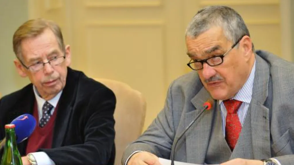 Karel Schwarzenberg s Václavem Havlem žádají větší tlak na demokratizaci Barmy