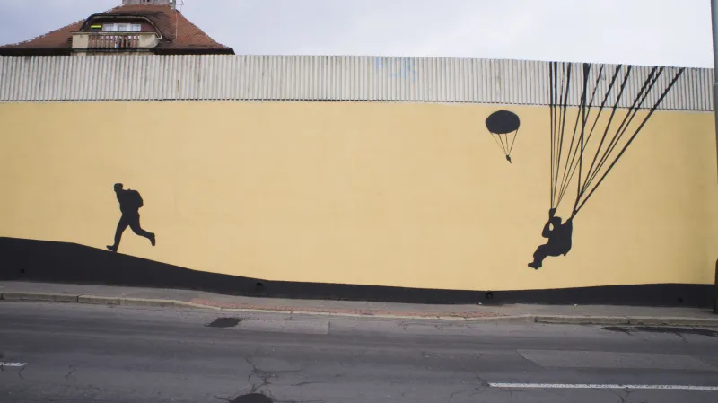 Nástěnná malba na Vychovatelně upomíná na hrdinství výsadkářů i oběti heydrichiády