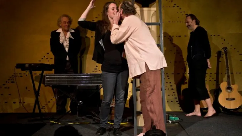 Jaroslav Dušek a Olga Špátová v klubu Lávka při křtu DVD Čtyři dohody, za nimi Alan Vitouš a Pjér La'Šéz.