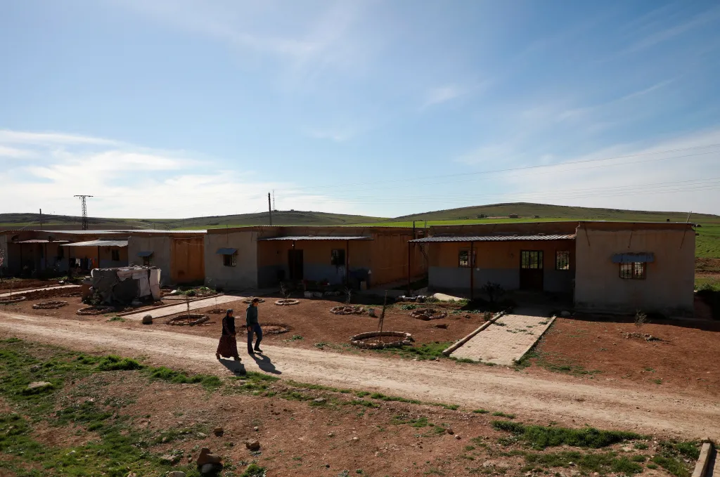 Domy místních obyvatelek. Jinwar má kromě třiceti těchto domů i základní školu, zdravotní centrum, obchod, akademii a pekárnu