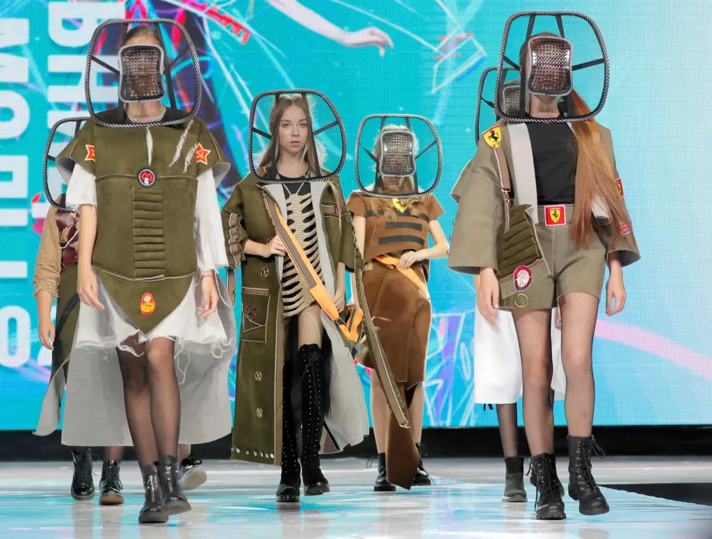 Běloruská návrhářka Anastasiya Kutepovová si vybrala jako inspiraci pro svou novou kolekci oblečení prevenci. Vyrobila polovojenské oblečení a speciální obličejové masky připomínající helmy. Kolekce nese název „2033 náctiletí“