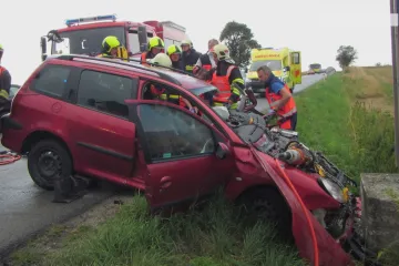 Nebezpečné billboardy nejsou jen u dálnic. Srážka s poutačem u Fryštáku způsobila řidiči těžká zranění