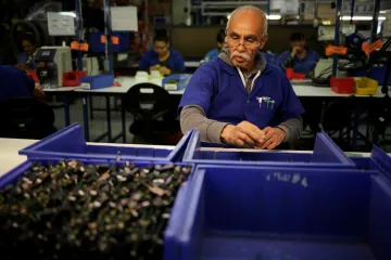Ať firmy na dva týdny přeruší výrobu, vyzval odborový šéf
