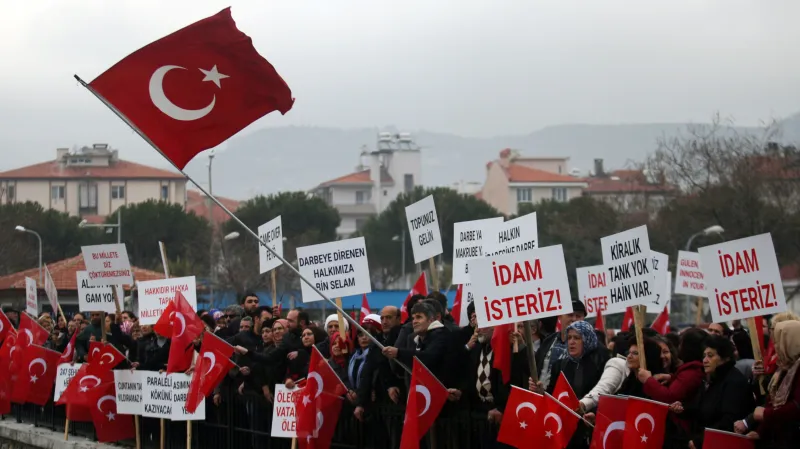Demonstrace na podporu vlády žádá pro obviněné trest smrti
