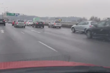 Doprava na Barrandovském mostě kolabuje již před začátkem jeho opravy. Pražský provoz čekají velké potíže