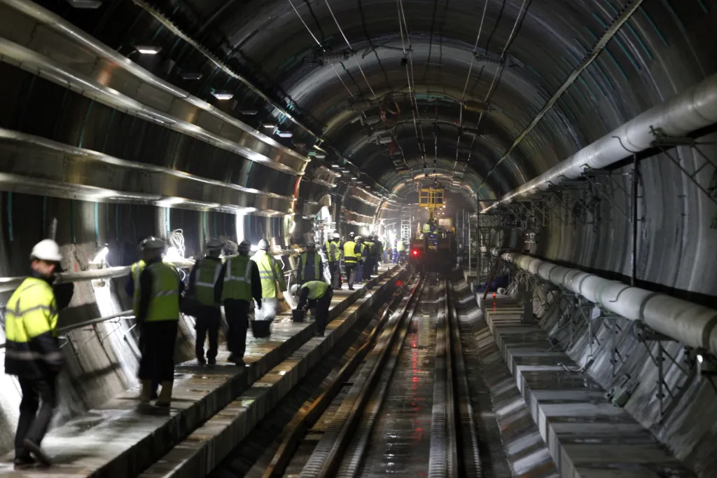 Dělníci dokončují opravu střechy tunelu, která byla poškozena požárem, k němuž došlo 11. září 2008