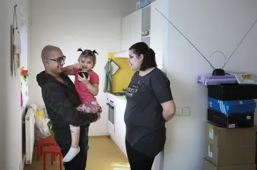 Brno dalo padesáti rodinám bez domova bydlení. Po roce je většina z nich bez dluhů