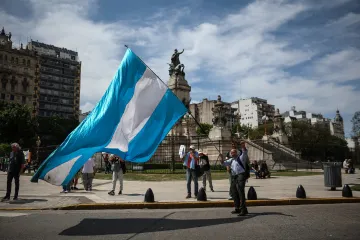 Argentinci volili část parlamentu, hlasování je „referendem“ o Mileiovi