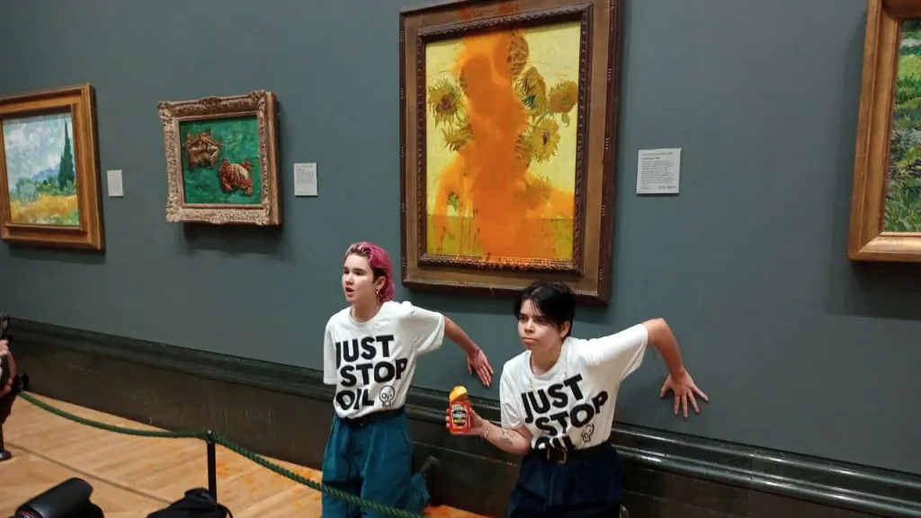 Klimatické aktivistky chrstly polévku na van Goghovy Slunečnice v Národní galerii v Londýně (2022)