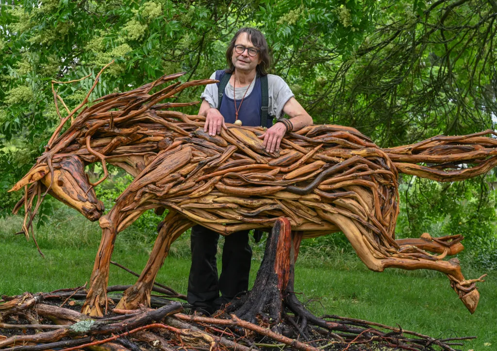 Umělec Achim Nocka z německého Schlepzigu pracuje netradičním způsobem se dřevem. Z kořenů a větví, které do sebe skládá, postupně staví sochy zvířat