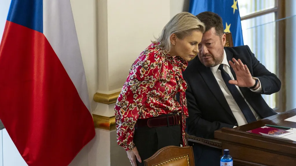 Taťána Malá a Tomio Okamura při jednání Poslanecké sněmovny