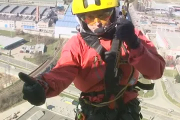 Hasiči poprvé cvičili evakuaci ze střechy AZ Tower