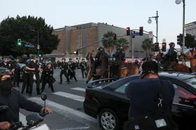 Los Angeles zavedlo kvůli protestům noční zákaz vycházení v centru města
