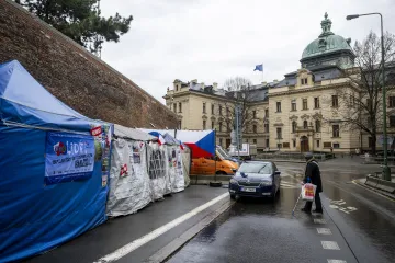 Praha 1 vyzvala aktivistu Thora k odstranění přístřešků před Úřadem vlády. Ten to odmítá