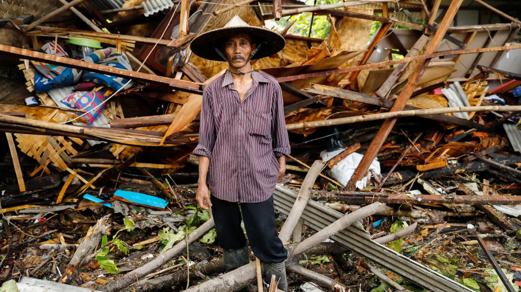 Muž před svým zničeným domem po tsunami v Pandeglangu