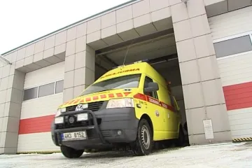 Agresivní pacient napadl v Hranicích řidiče sanitky a vyhrožoval smrtí