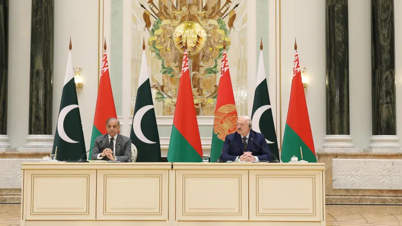 Pákistánský premiér Šahbáz Šaríf a běloruský diktátor Alexandr Lukašenko (snímek z 11. dubna)