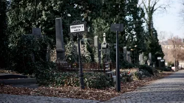 Eduard Herrmann a Josef Tomšej: navigační systém a mobiliář pro Hřbitovy a pohřební služby hl. m. Prahy